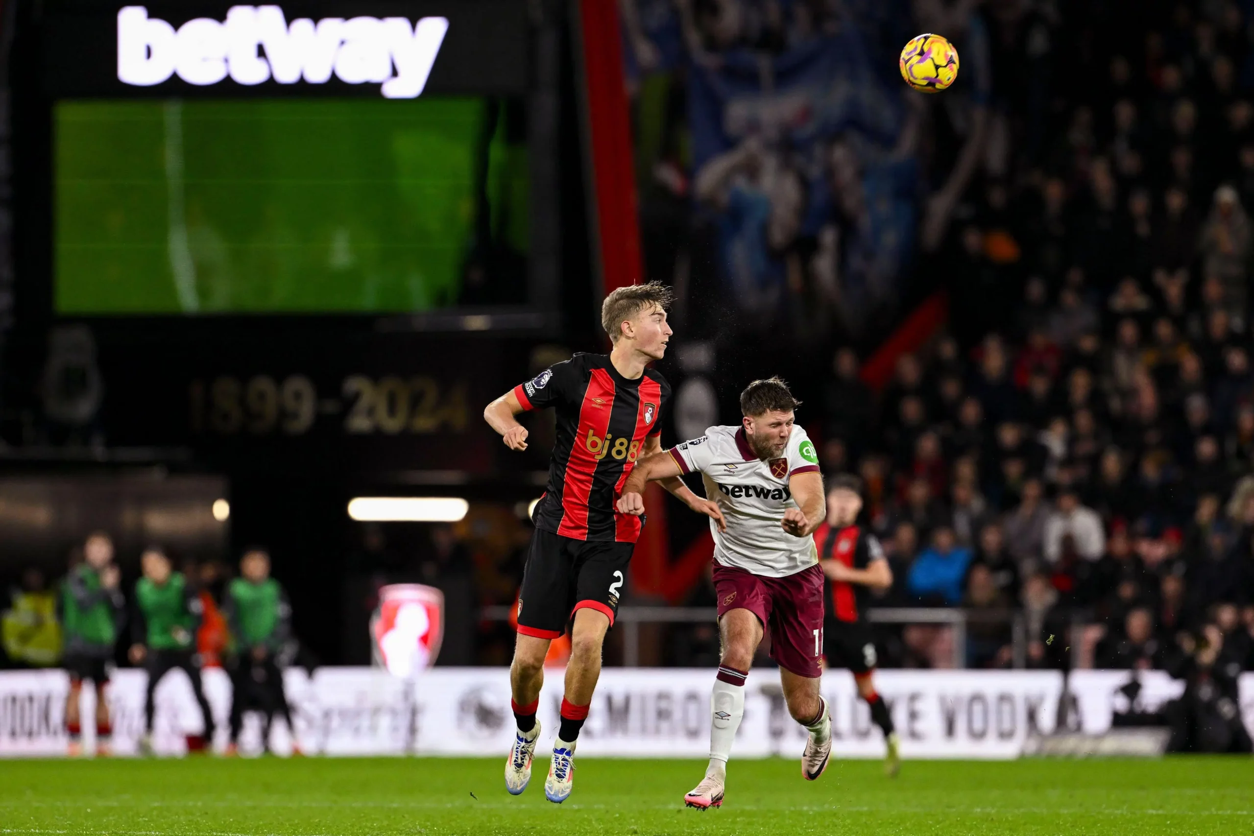 Dean Huijsen of Bournemouth (L) fights for the ball with Niclas Füllkrug of West Ham (R) during the Premier League 2024/25 Matchweek